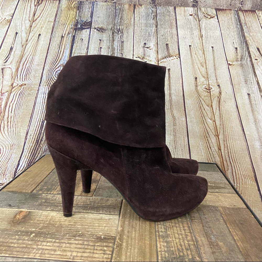 Brown Me Too suede ankle boots size 8.5 M